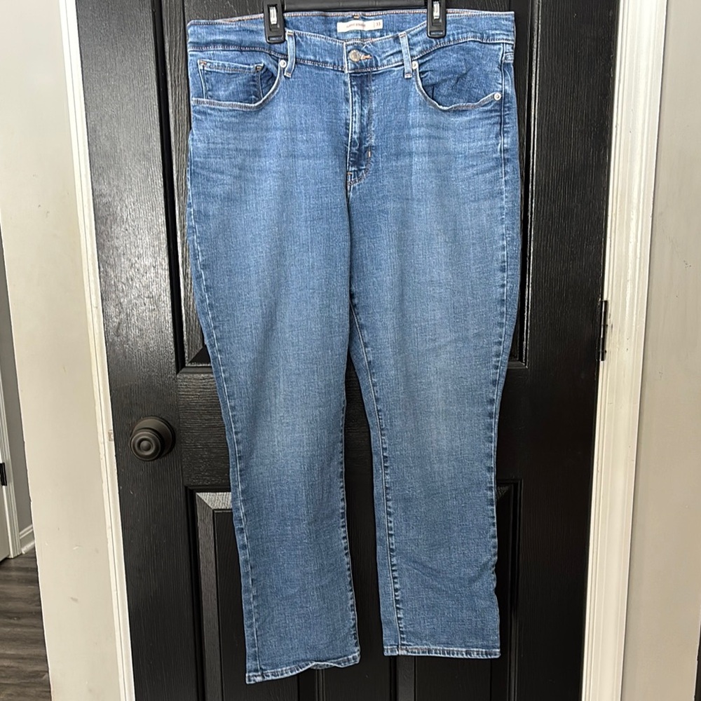 Women’s Levi’s straight leg size 33 waist 27 inseam